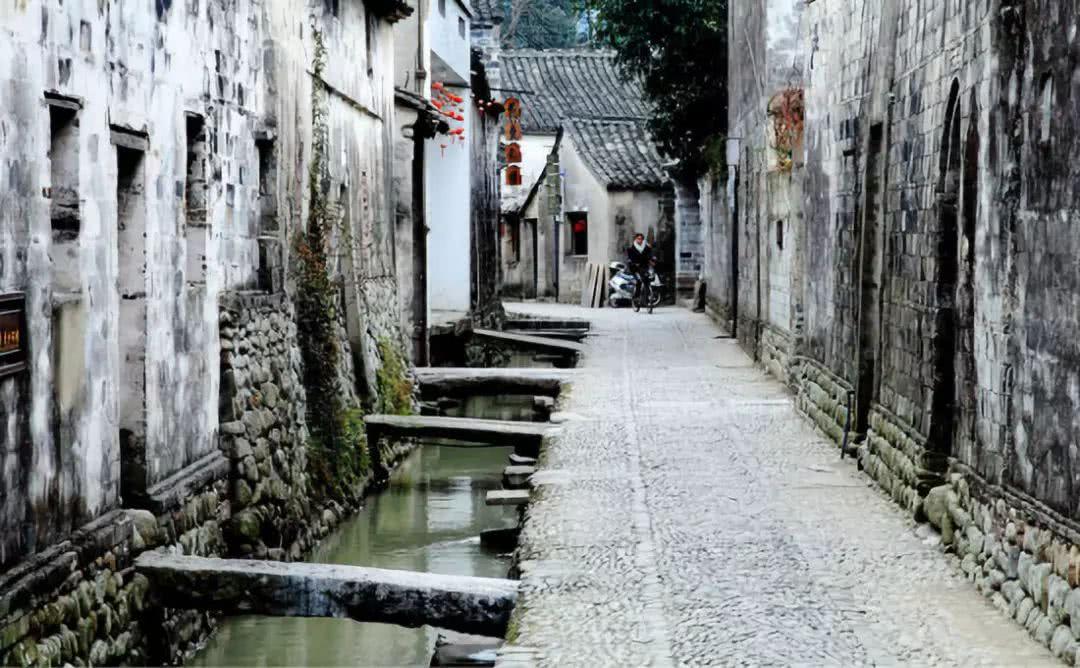 旅顺开展送春联活动