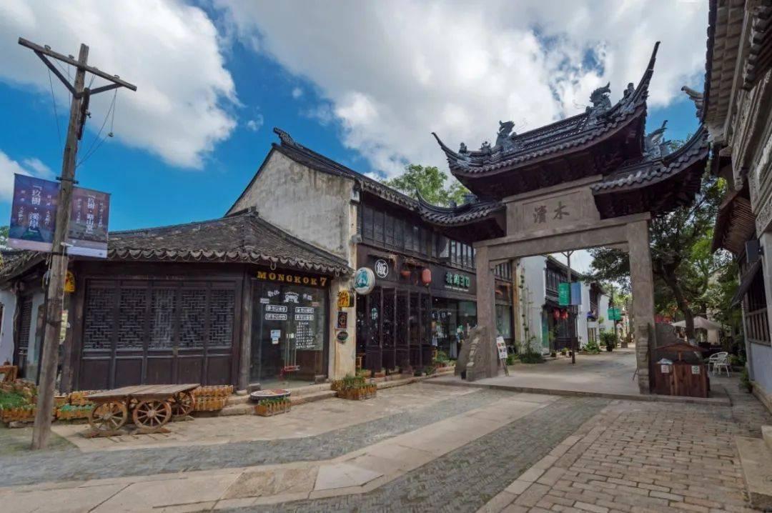 省政协十三届二次会议举行第二次全体会议